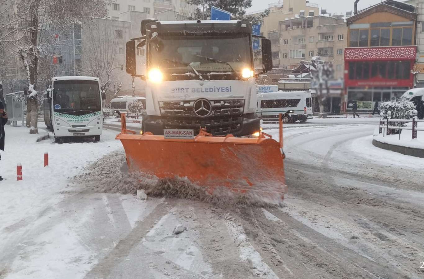 Siirt'te kar temizleme çalışmaları başladı Siirt'te kar temizleme çalışmaları başladı